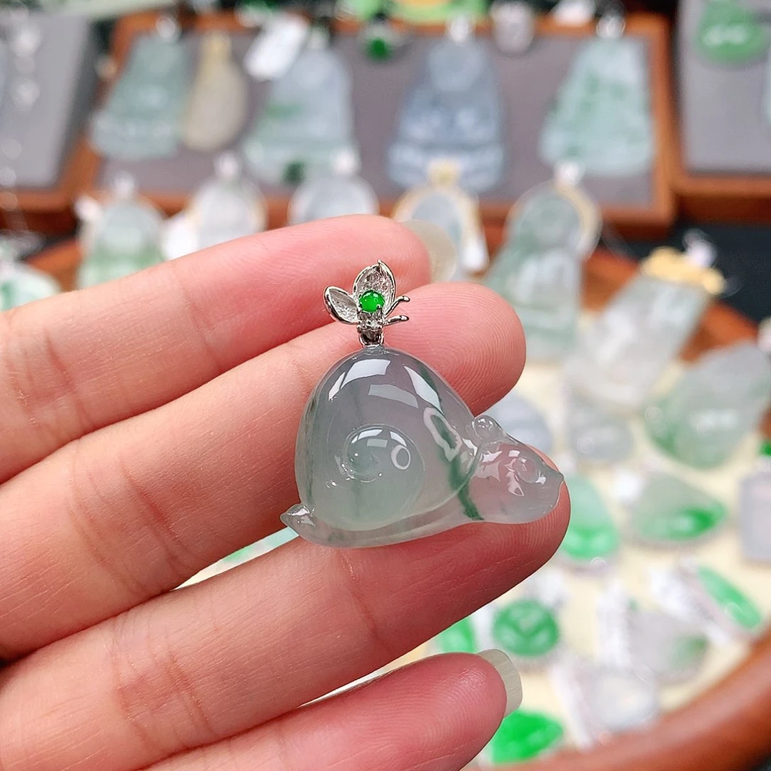 颈饰18K金镶嵌翡翠蜗牛