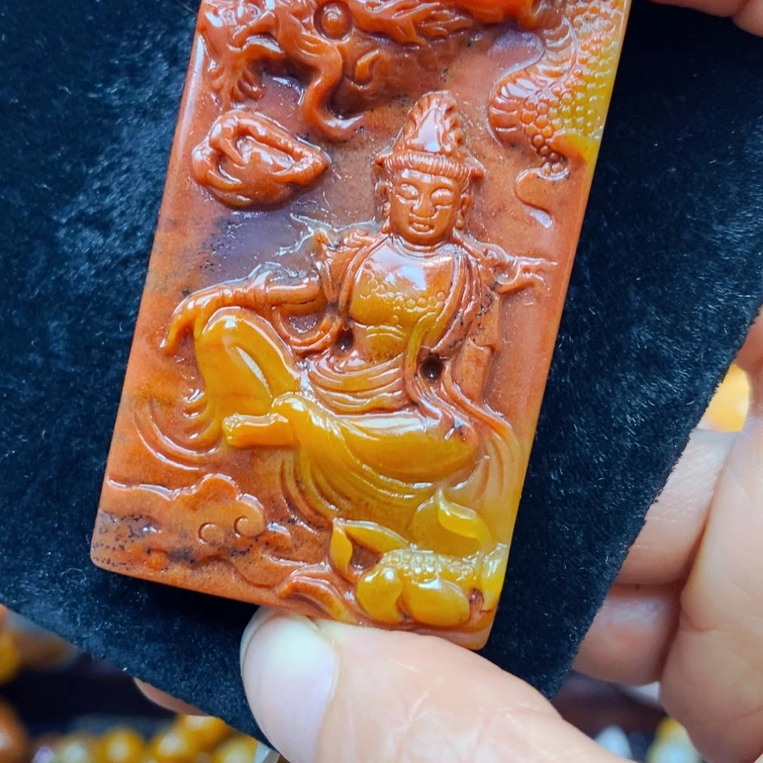 未镶嵌石英质玉（黄龙玉）颈饰