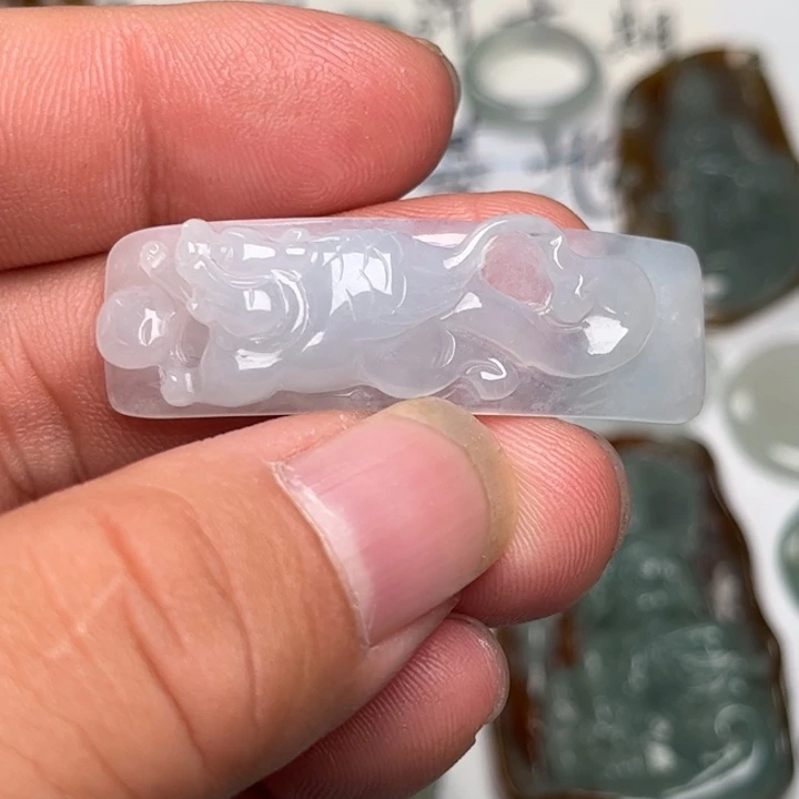 翡翠未镶嵌颈饰手牌