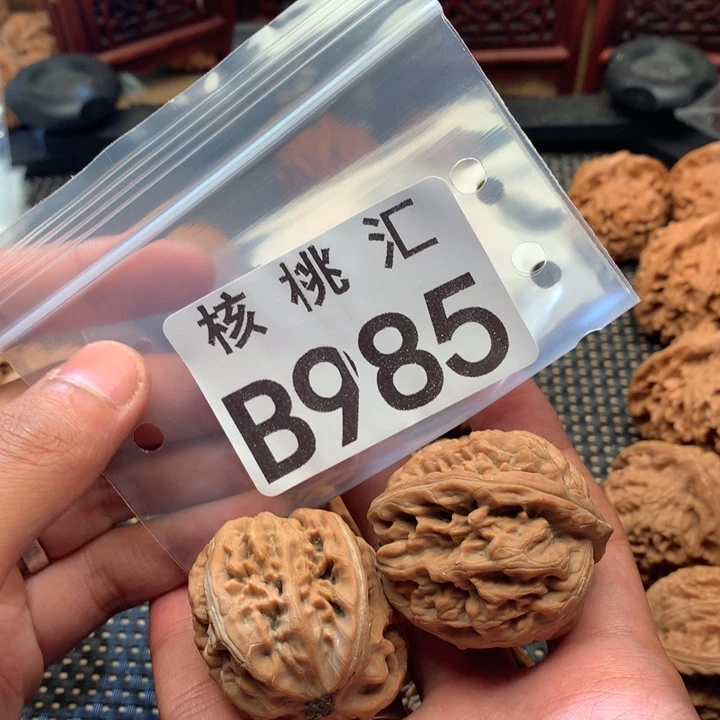 文玩核桃吊坠红锦鲤