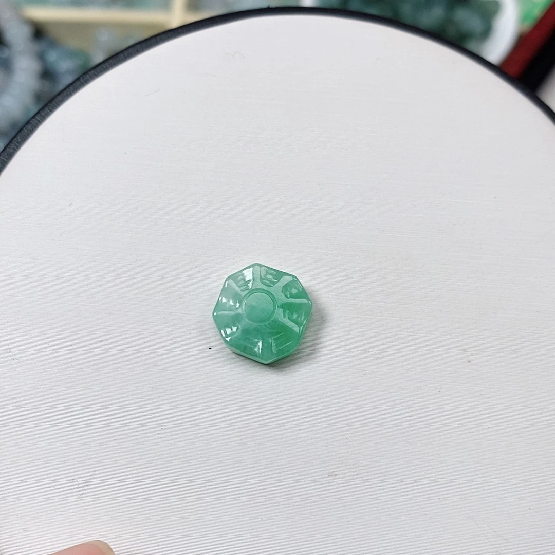 翡翠吊坠(不含链)未镶嵌?