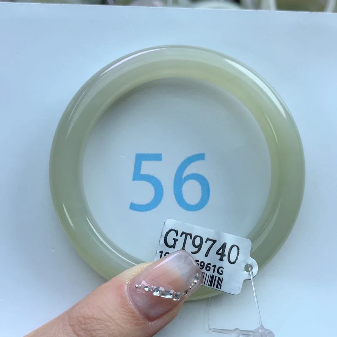 和田玉手镯未镶嵌想****士