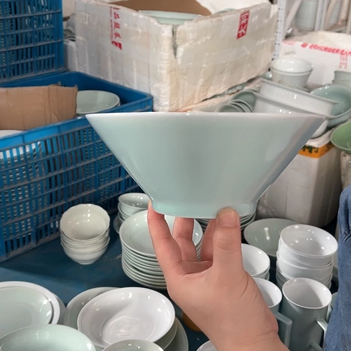 扑***n陶瓷青瓷7.5寸斗笠面碗两个，微瑕处理