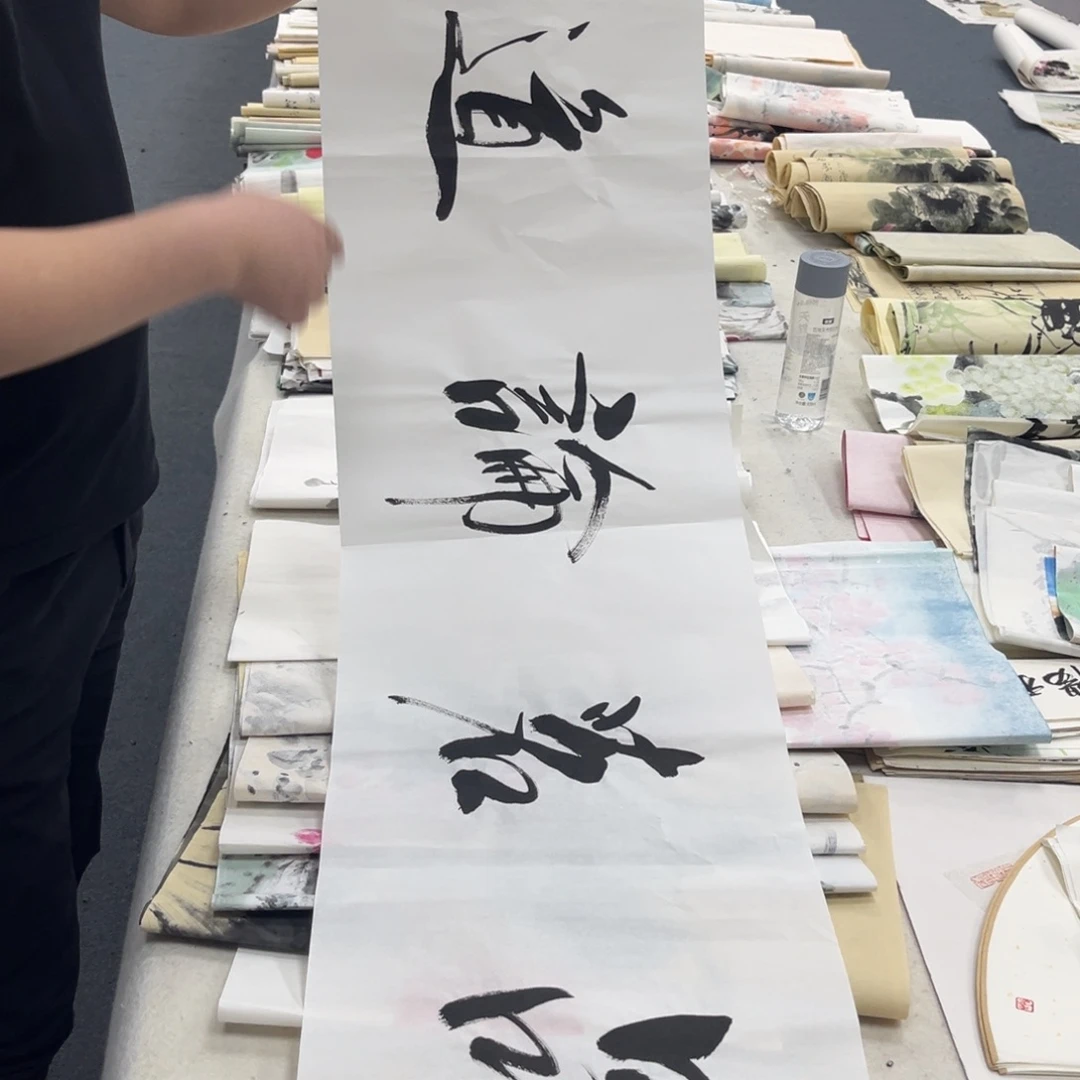 国画卖字画的小男孩