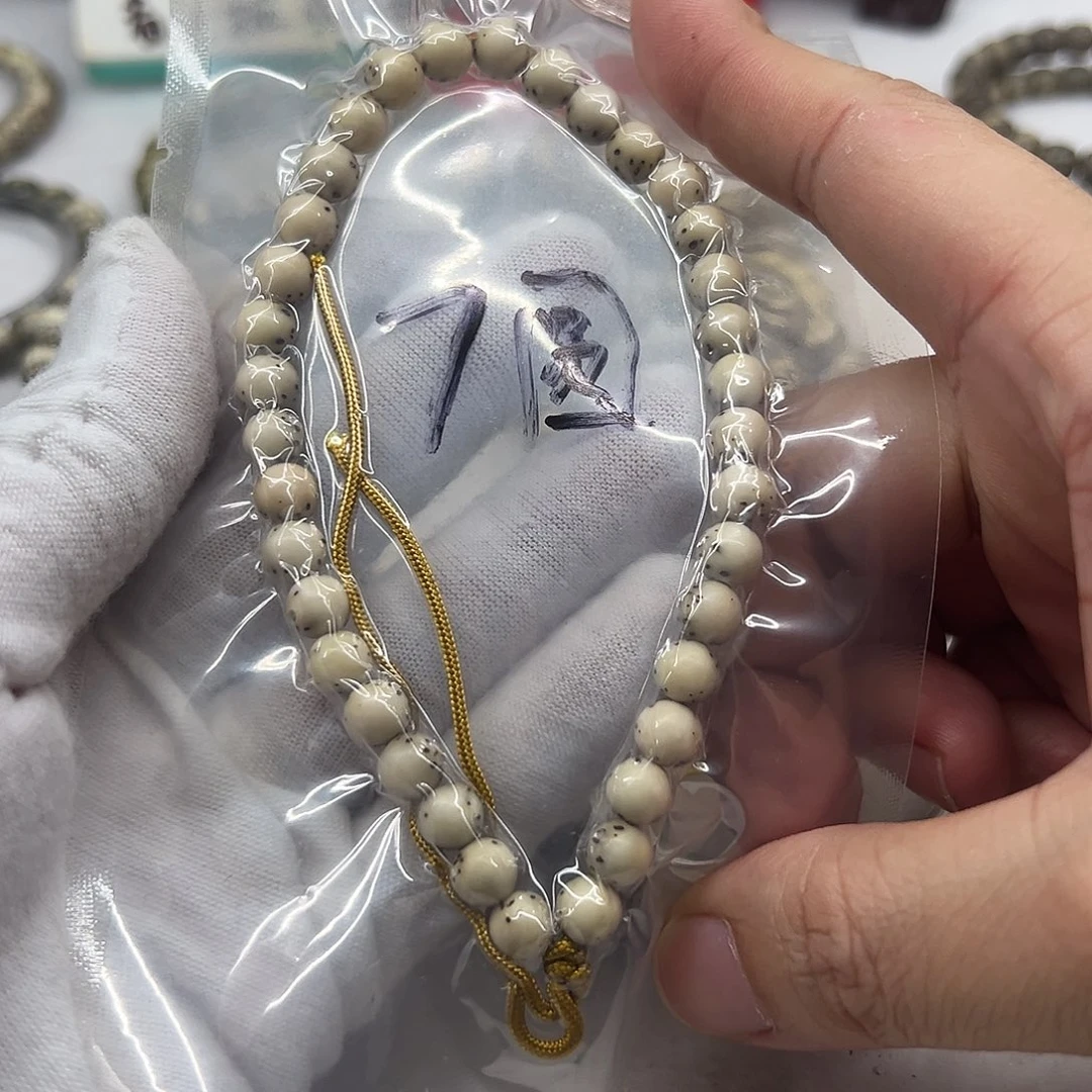 星月菩提手串7圆大留白龙蛋手持  桌上