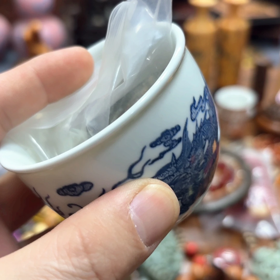朝***店瓷片雕刻精美而精致