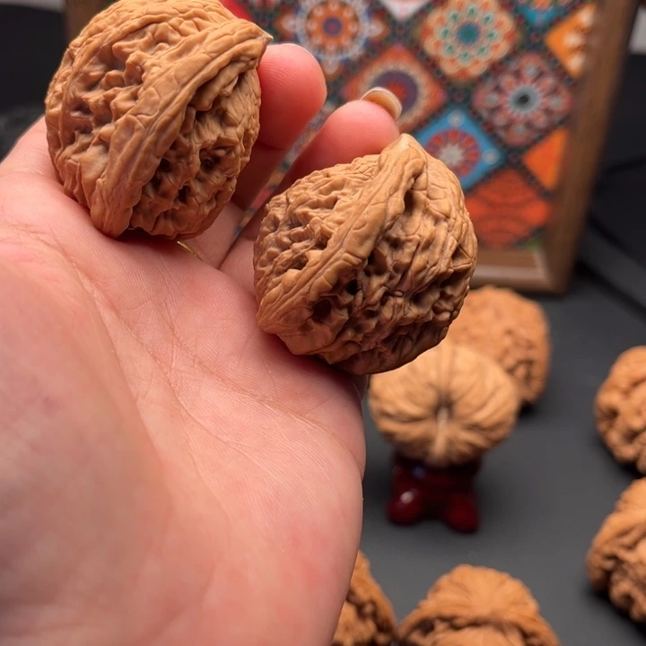 文玩核桃把件虎头异型