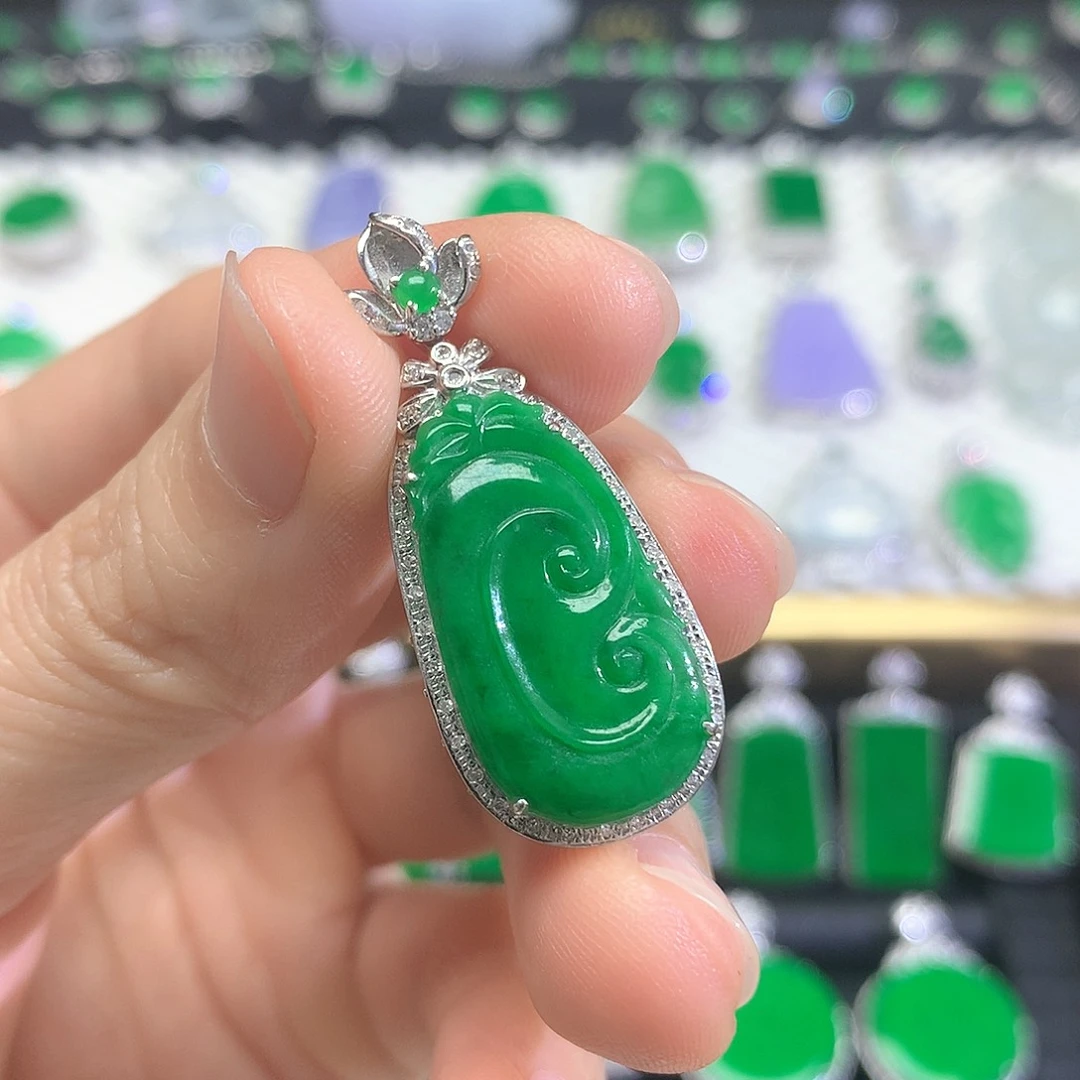 颈饰18K金镶嵌翡翠吊坠