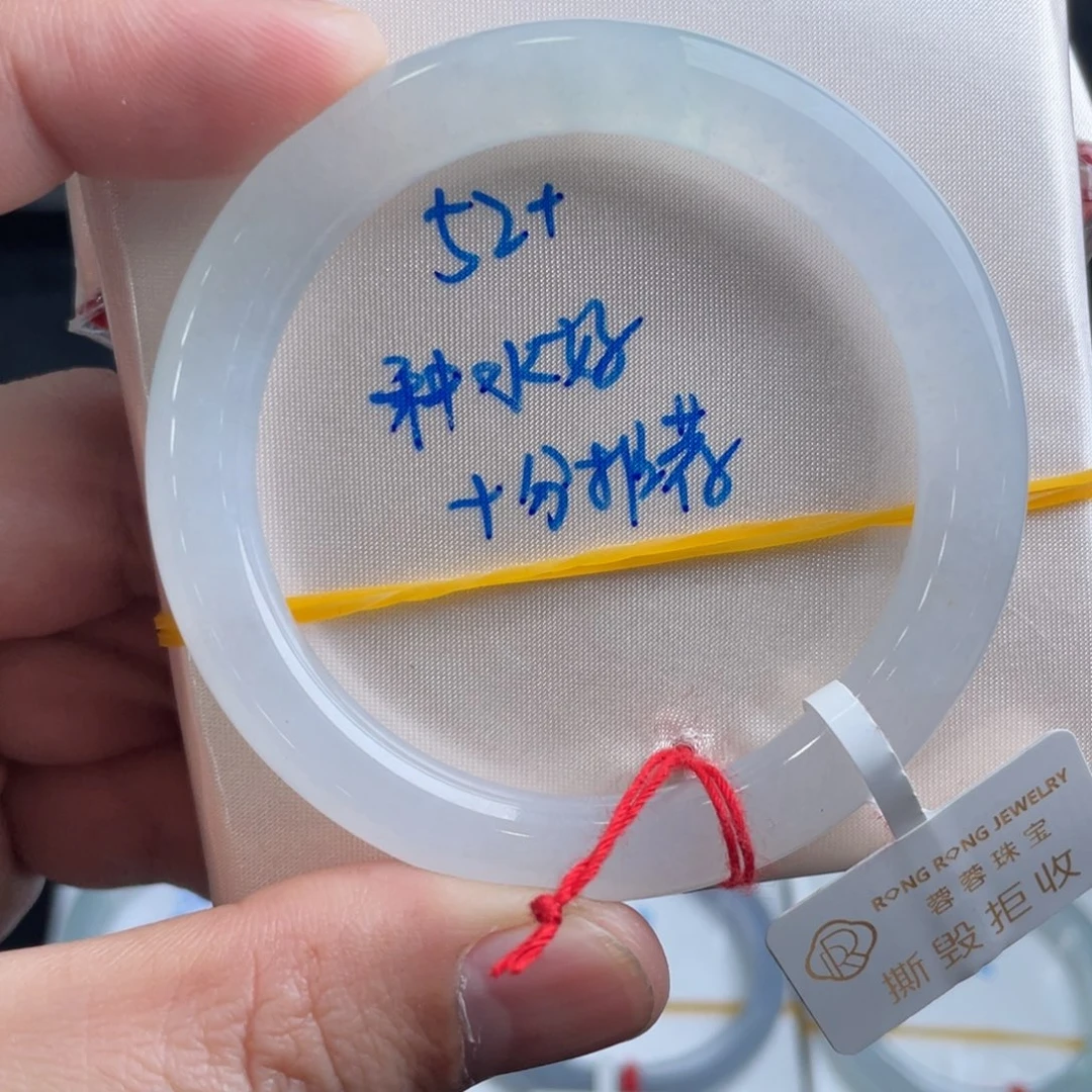 翡翠手镯未镶嵌翡翠手镯