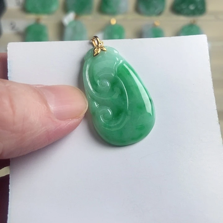 颈饰18K金镶嵌翡翠