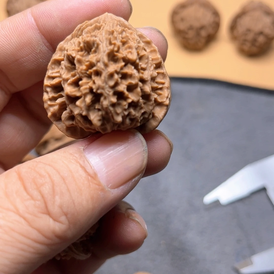 李***）文玩核桃把件刺龙