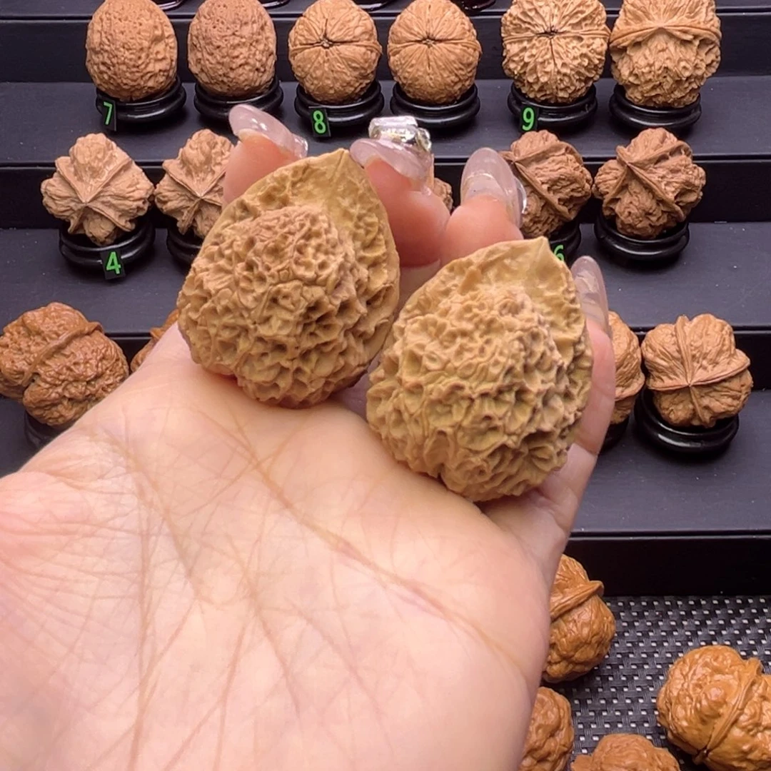 卡***哈文玩核桃吊坠火焰纹云石