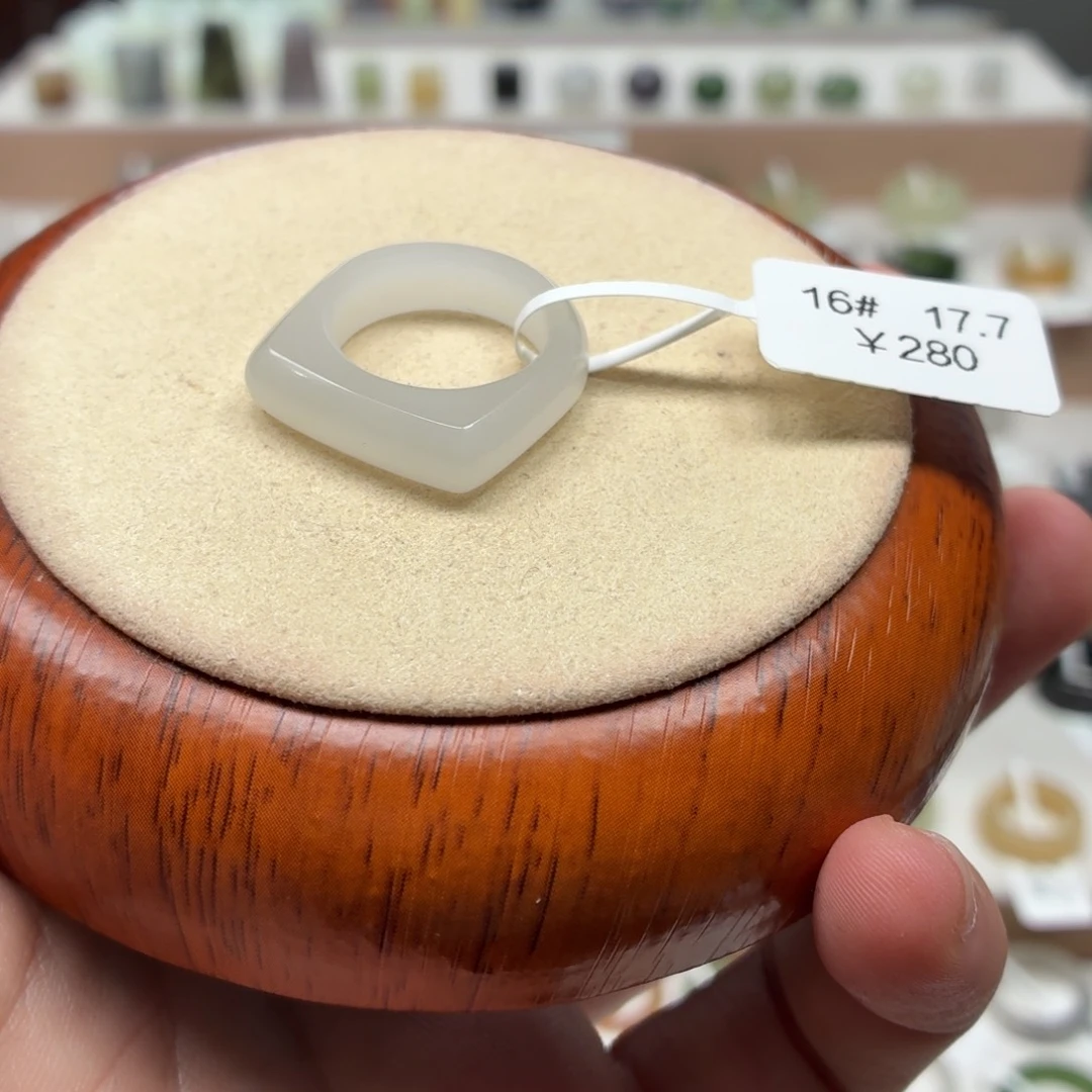 墨***埃未镶嵌戒圈和田玉17.7