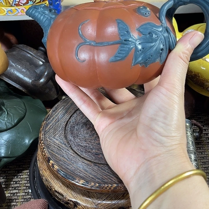 茶壶紫砂原矿泥料手工制作的一把紫砂壶。