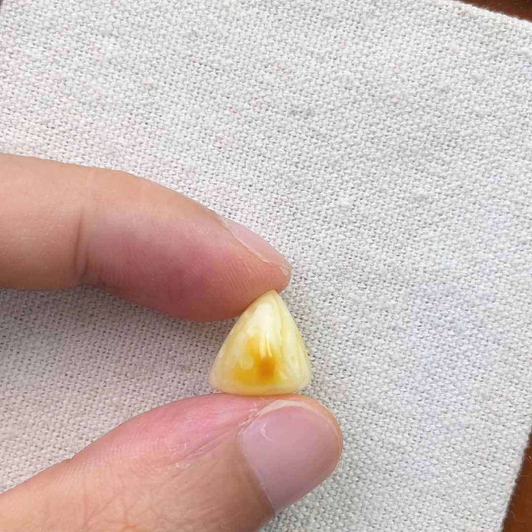 琥珀未镶嵌裸石奶酪
