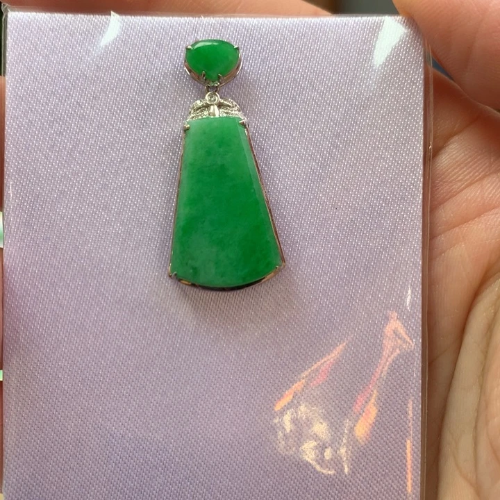 翡翠颈饰18K金镶嵌翡翠吊坠