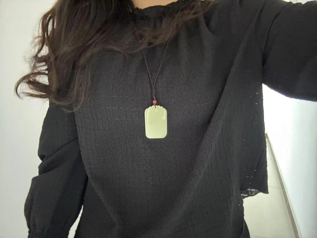 平安无事牌青海料和田玉吊坠精美精雕时尚百搭男女适配