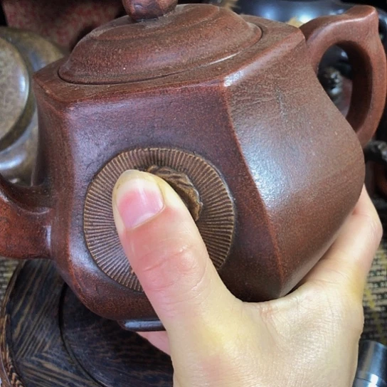 茶壶紫砂原矿泥料手工制作的一把紫砂壶。