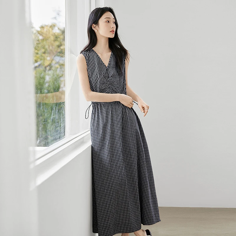 对白法式浪漫V领无袖连衣裙女2025夏新款气质收腰度假风印花长裙