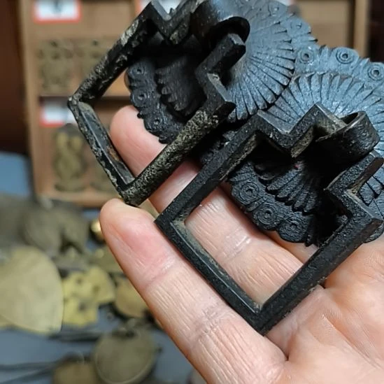 君***巅硅胶拉手一对，包浆自然