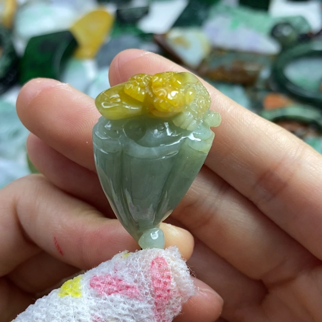 翡翠颈饰未镶嵌吊坠