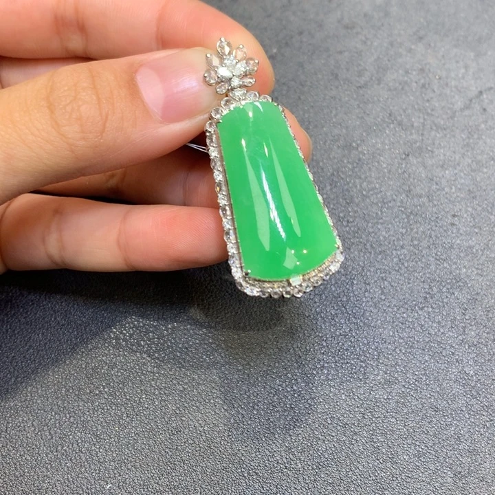 专***宝翡翠18K金镶嵌颈饰翡翠