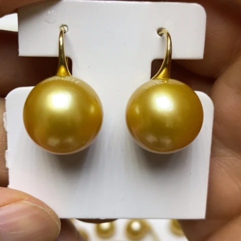 18K金镶嵌海水珍珠耳饰