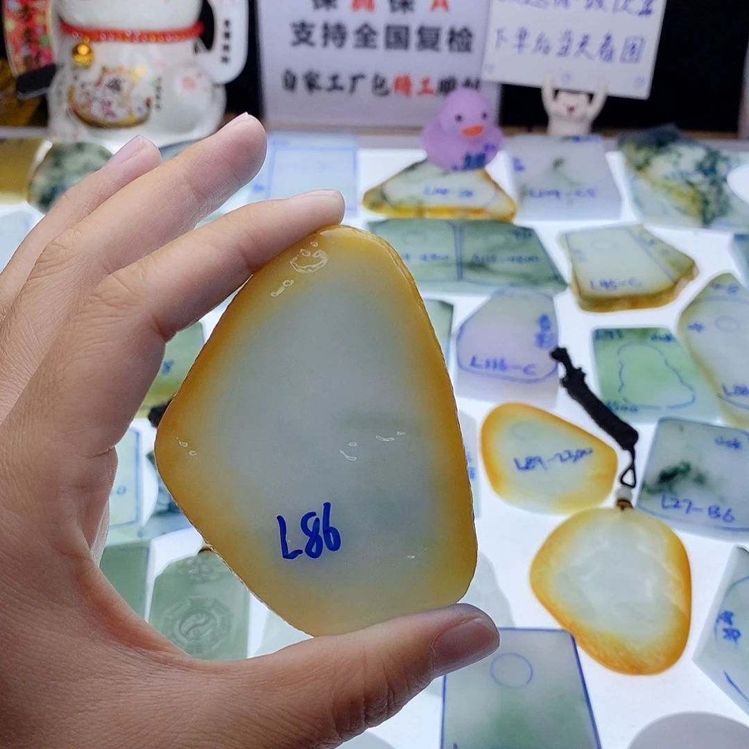 未镶嵌定制翡翠卟**头纯天然