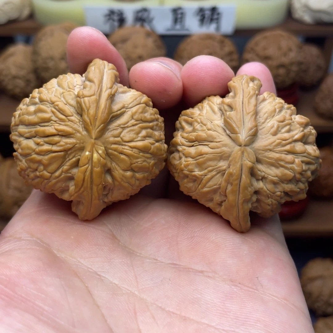 ****）文玩核桃吊坠白狮子43有黄