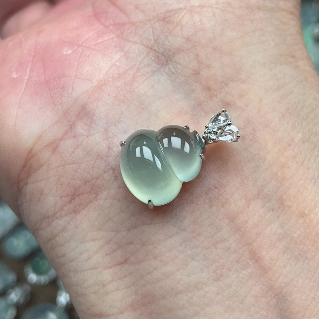 颈饰18K金镶嵌翡翠葫芦