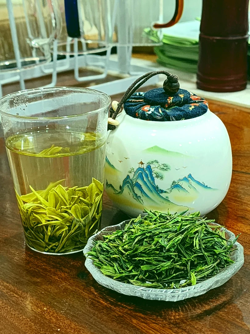新洲白茶明前茶口感鲜爽汤色透亮清香好喝