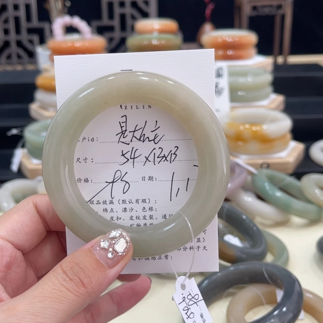 石英质玉手镯未镶嵌是**主