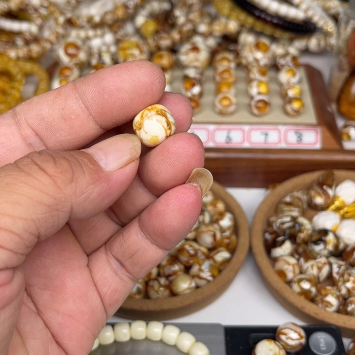 未镶嵌琥珀裸石一***愁49号