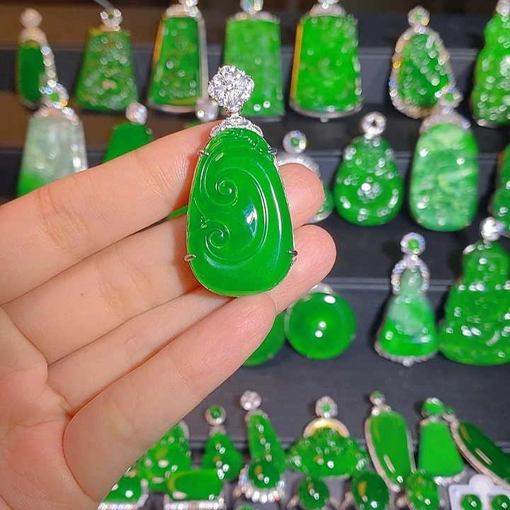 翡翠银S925镶嵌颈饰是