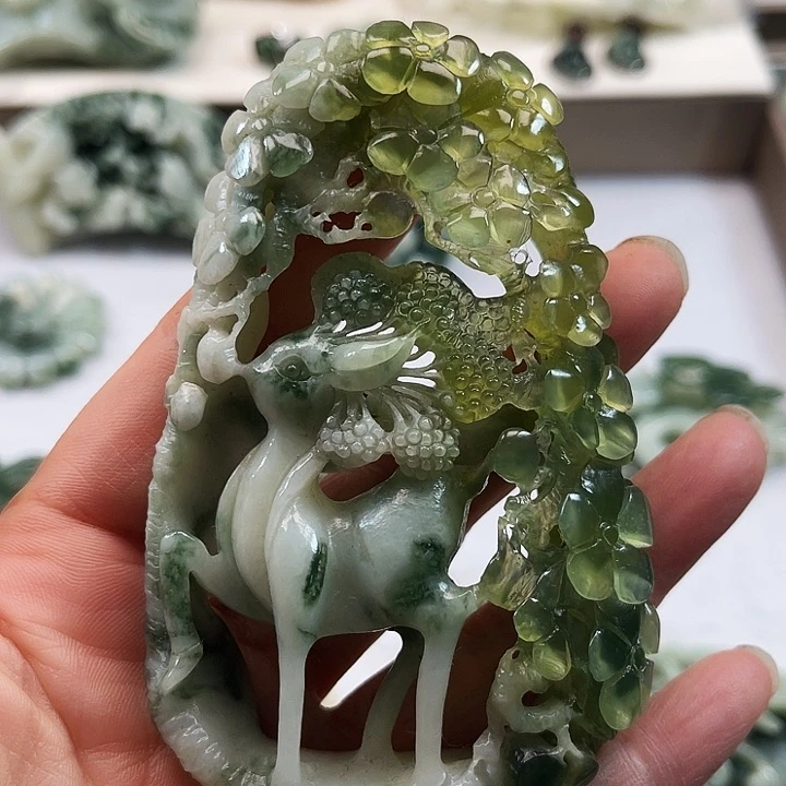 透闪石-蛇纹石玉未镶嵌颈饰
