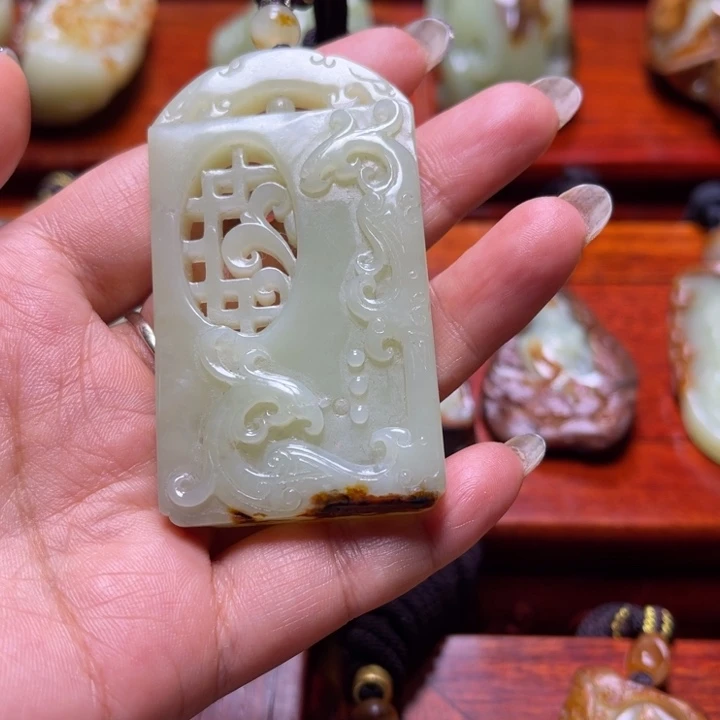岁***歌颈饰未镶嵌岫岩河磨玉（透闪石质玉）