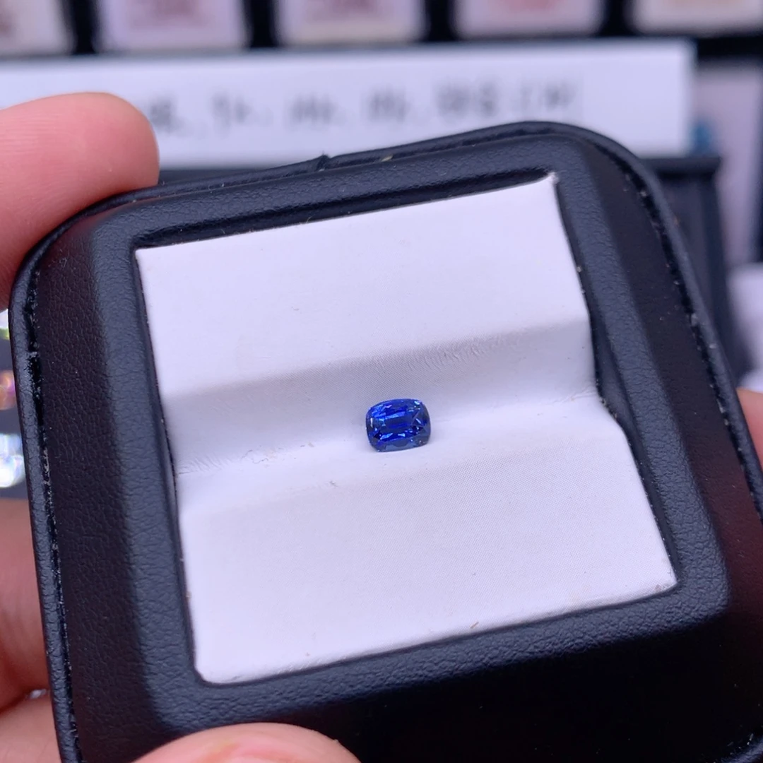 蓝宝石裸石0.65克拉无烧矢车菊