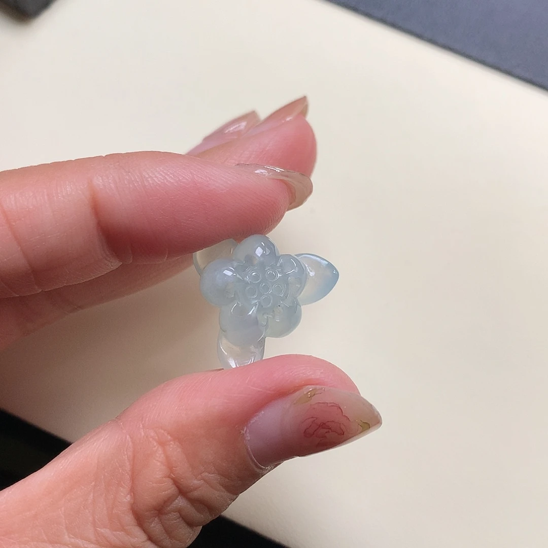 翡翠未镶嵌颈饰莲花