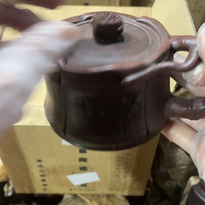 茶壶紫砂矿泥要手工制作的一把紫砂壶。