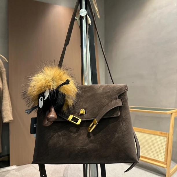 擦色牛皮邮差包女通勤大容量高级感秋冬小众单肩腋下包321.310