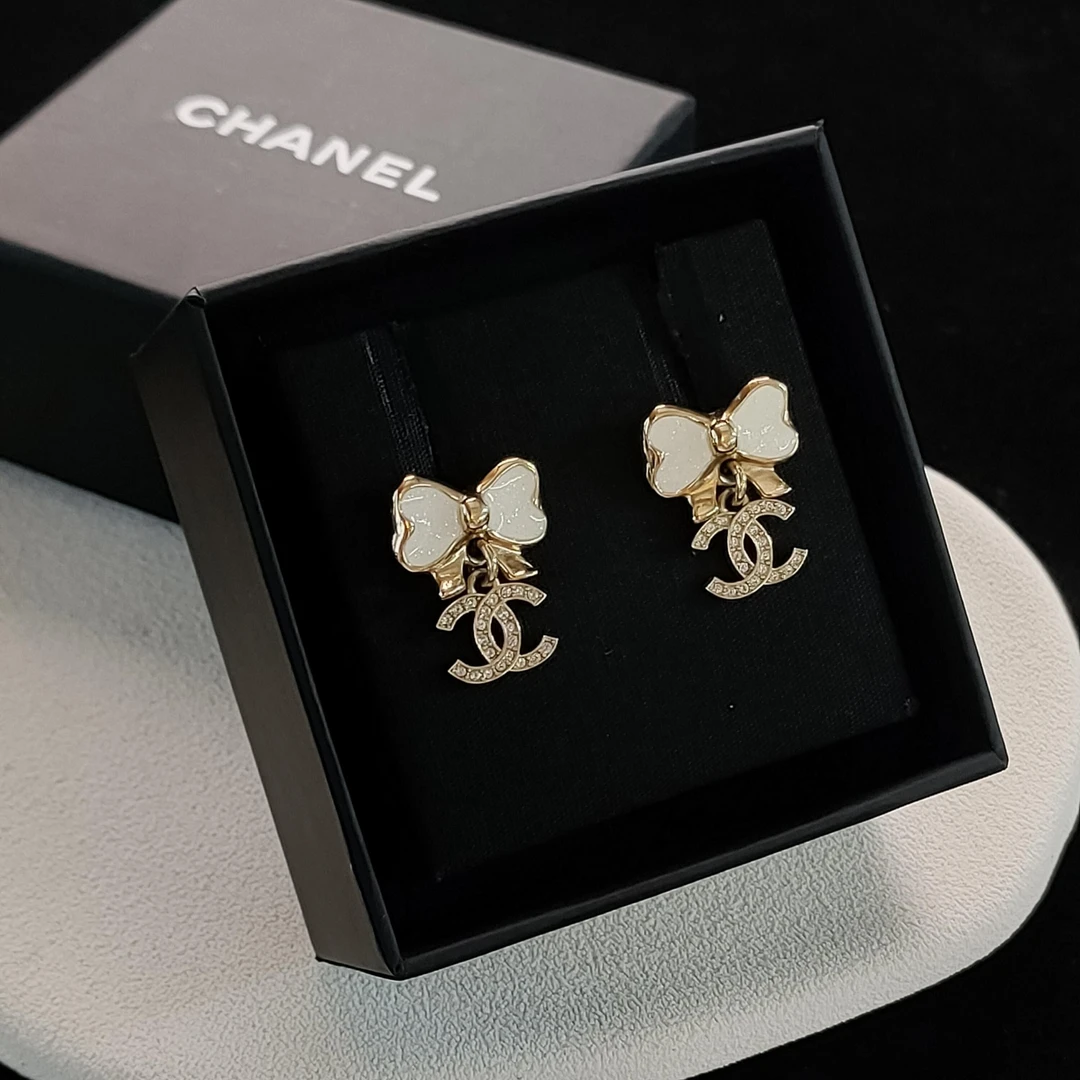 95新 Chanel/香奈儿 25P 白色闪粉珐琅蝴蝶结满钻双C耳钉 49956