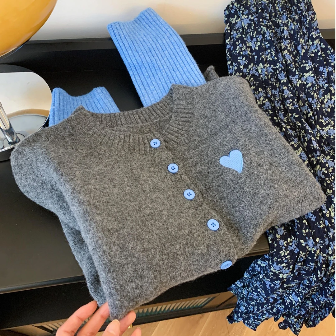 2025早秋新款韩系复古简约高级感蓝灰拼接爱心绣花圆领长袖毛衣女