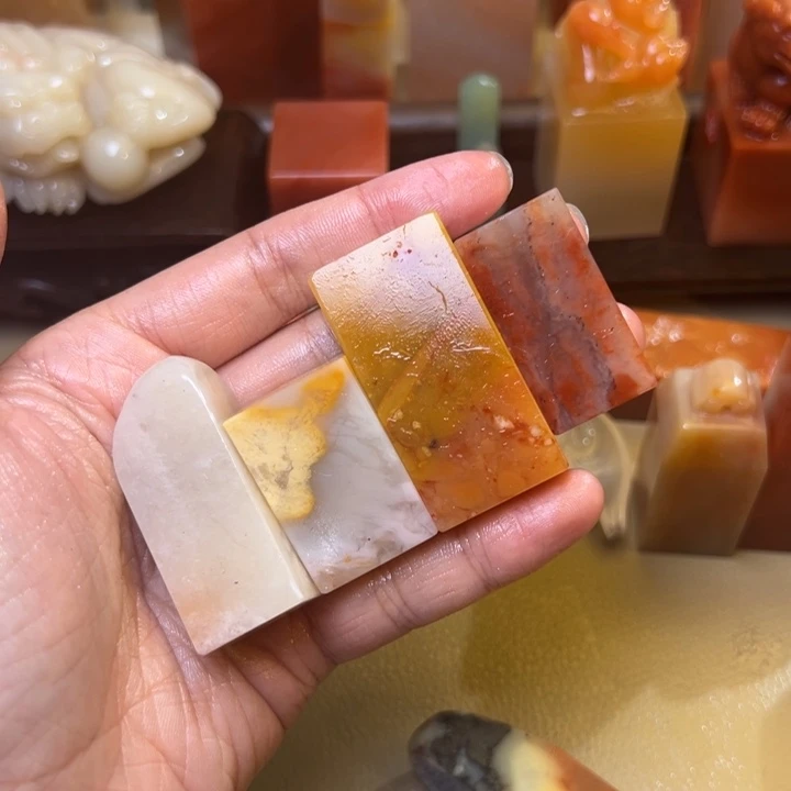 知***秋印石寿山石小墩墩