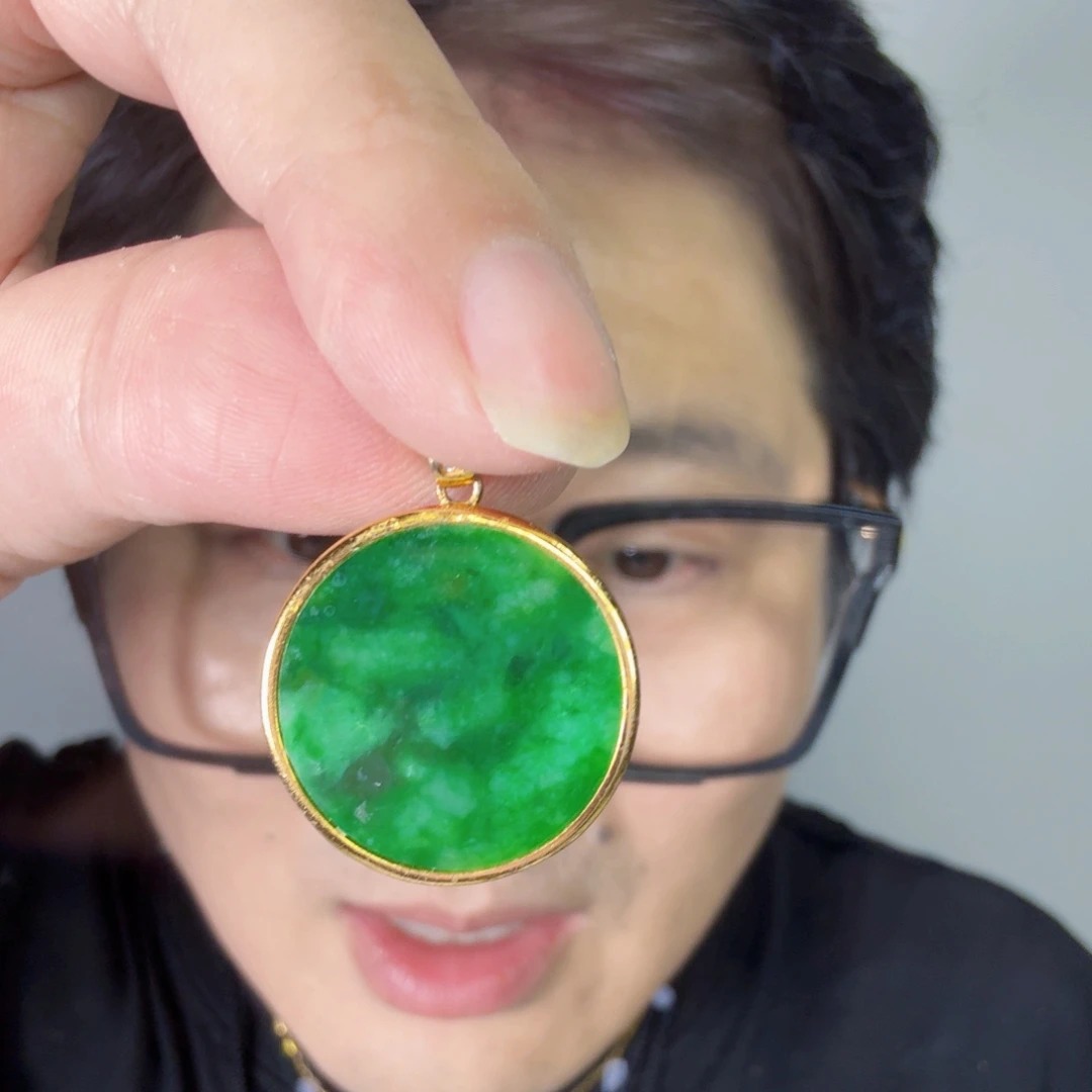 翡翠未镶嵌颈饰一件