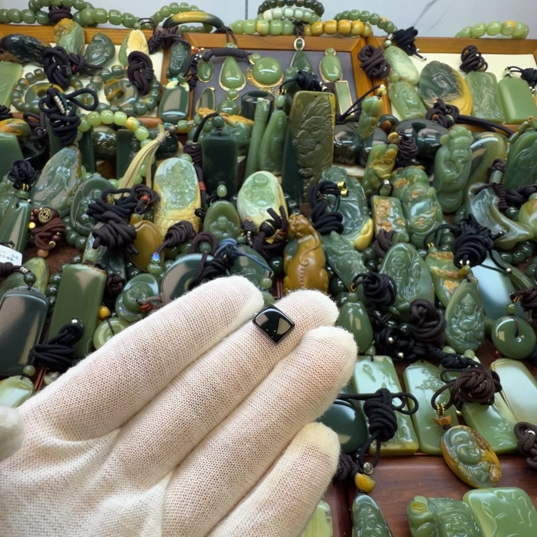 渔***子岫岩老玉（透闪石质玉）未镶嵌珠宝半成品