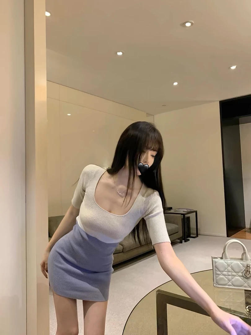 方领针织撞色连衣裙女夏季设计感拼接收腰弹力短袖包臀裙小个子