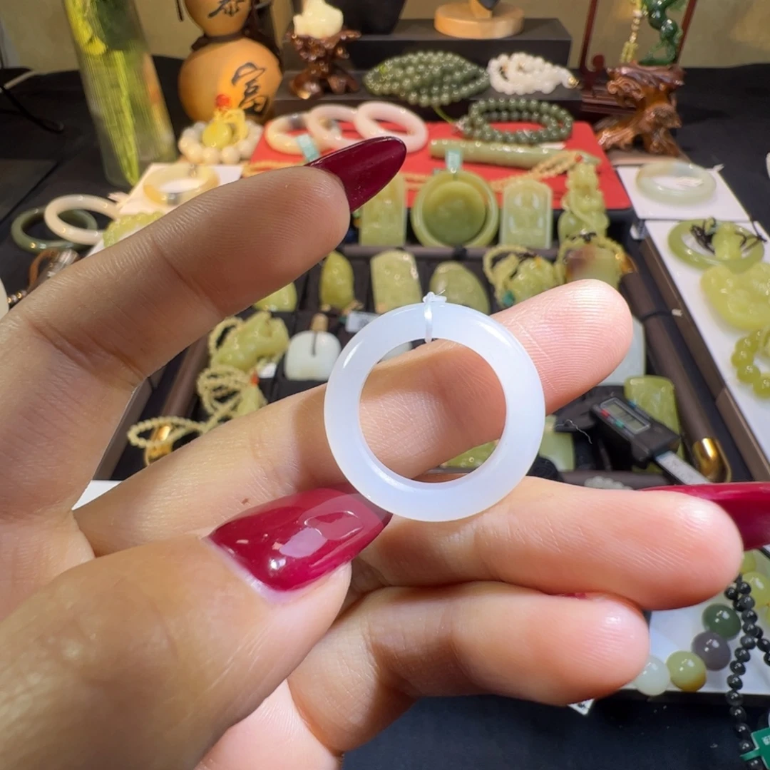 心***成和田玉未镶嵌笔搁拍四单发戒指。