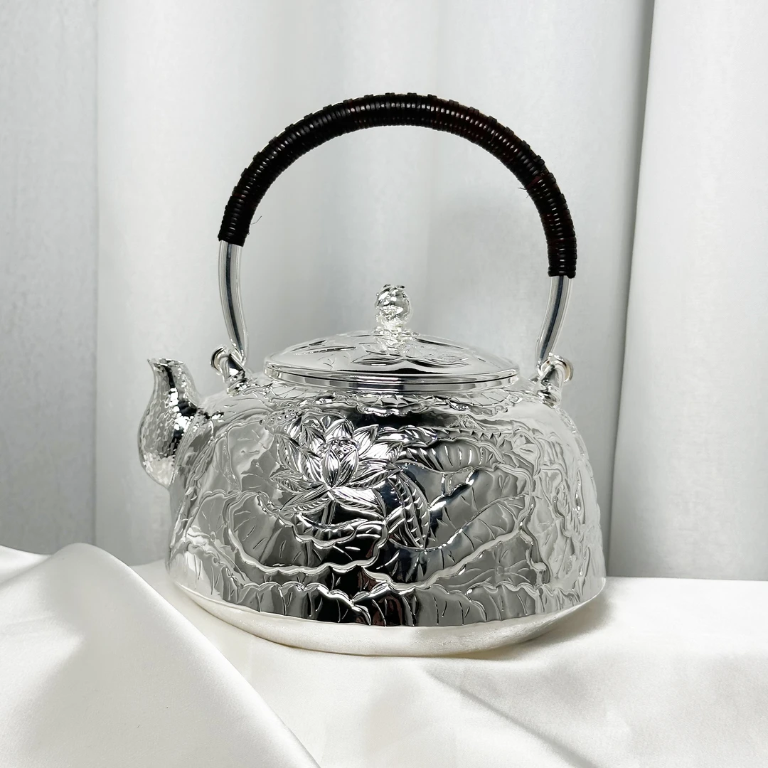 手工锤纹银莲花大提梁壶