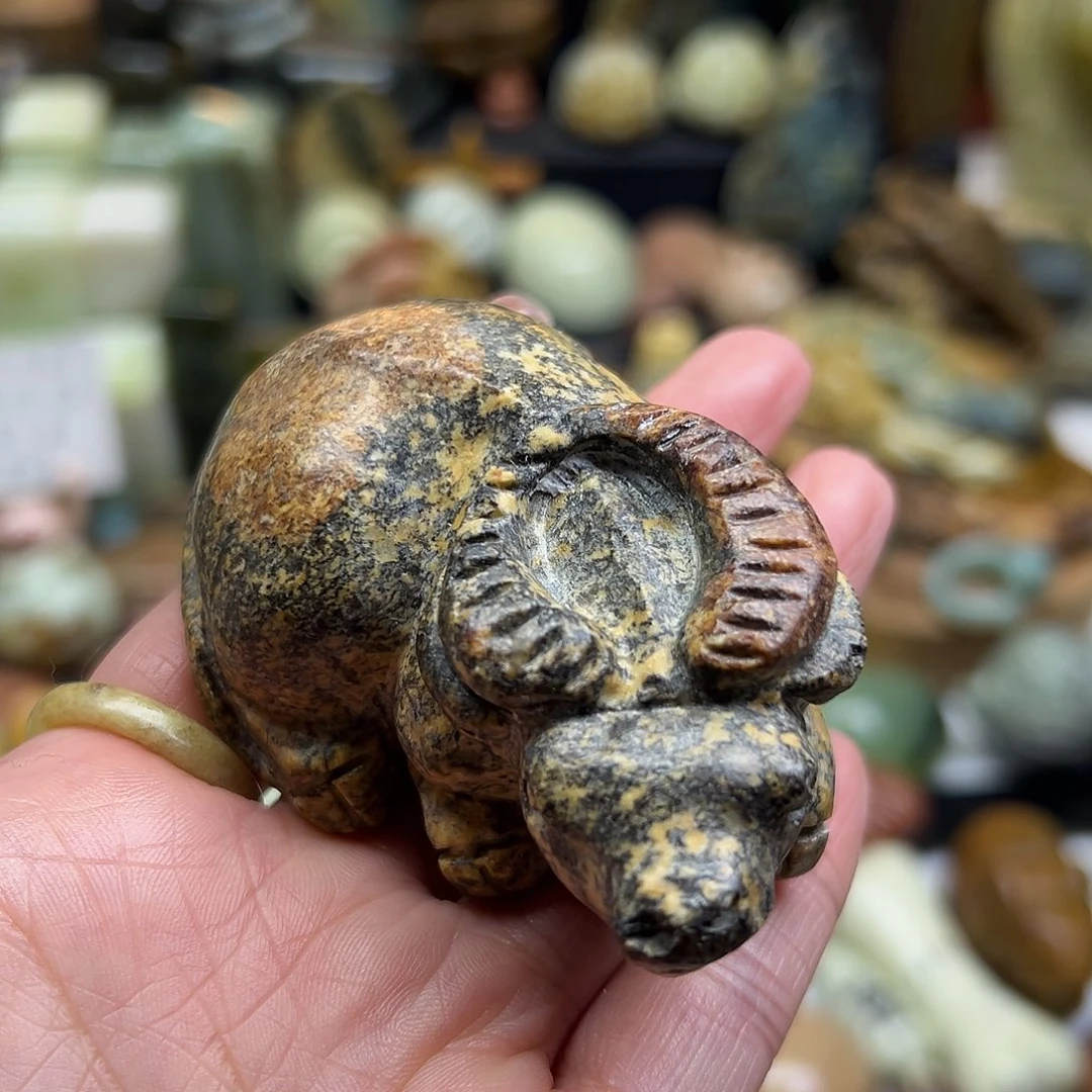 岫岩河磨玉（透闪石质玉）未镶嵌颈饰河磨玉大牛