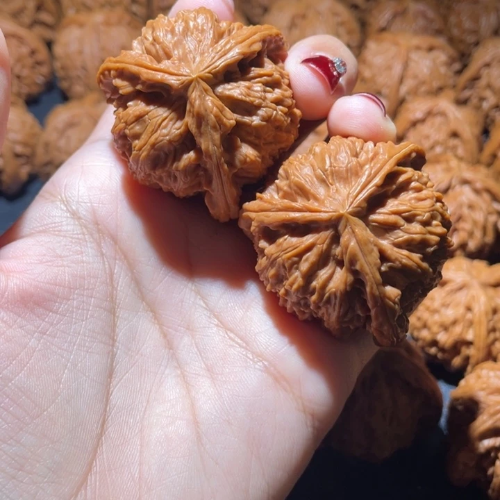 林***轩文玩核桃吊坠白狮子